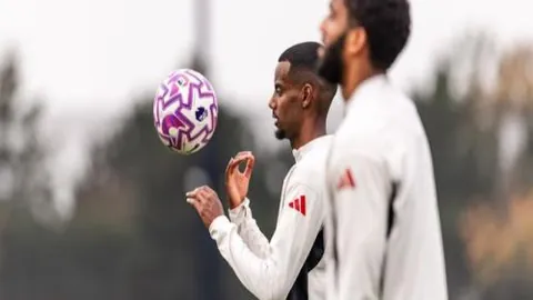 “湖人队延续连胜，以119-102战胜老鹰”